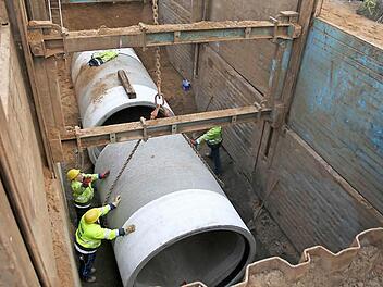 Der Einbau und das Zusammenfügen der einzelnen Rohrelemente für den neuen Mischwasserkanal in der Hallstadter Straße fordern Präzision und einen hohen Kraftaufwand.  Foto: Stadt Bamberg/Baureferat