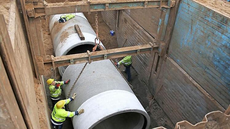 Der Einbau und das Zusammenfügen der einzelnen Rohrelemente für den neuen Mischwasserkanal in der Hallstadter Straße fordern Präzision und einen hohen Kraftaufwand.  Foto: Stadt Bamberg/Baureferat