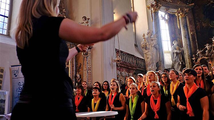 Der Chor "New Future" beim Benefizkonzert in der sulzthaler Kirche. Foto: Gerd Schaarsulzthaler