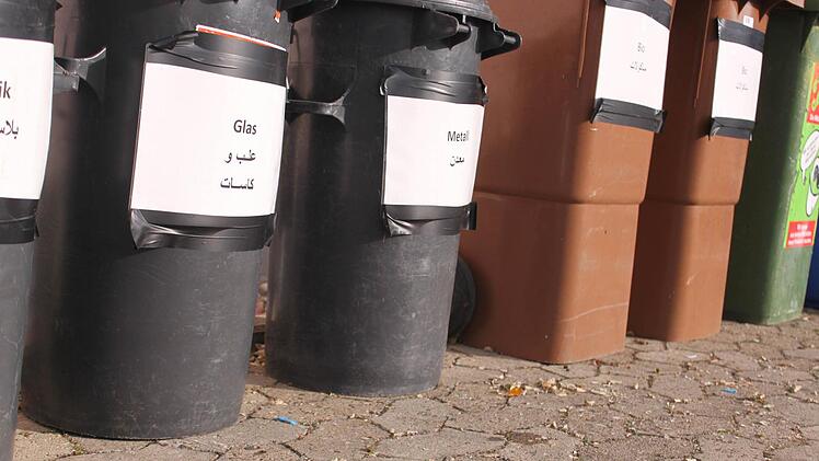 Alle Mülltonnen sind auf arabisch und deutsch beschriftet. Foto: Friederike Stark