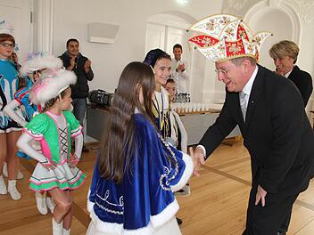 Wenn junge Leute Spaß am Fasching haben, dann mache ich natürlich den Spaß mit, freute sich Oberbürgermeister Henry Schramm. Auch seine Frau Andrea war zur offiziellen Schlüsselübergabe mit von der Partie - sowie etliche städtische Bedienstete. Einen öffentlichen Rathaussturm gab es 2015 allerdings nicht. Fotos: Sonja Adam