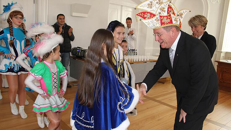 Wenn junge Leute Spaß am Fasching haben, dann mache ich natürlich den Spaß mit, freute sich Oberbürgermeister Henry Schramm. Auch seine Frau Andrea war zur offiziellen Schlüsselübergabe mit von der Partie - sowie etliche städtische Bedienstete. Einen öffentlichen Rathaussturm gab es 2015 allerdings nicht. Fotos: Sonja Adam