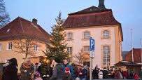 Weihnachtlich und gemütlich stellt sich der Weihnachtsmarkt in Maroldsweisach dar, wenn es düster wird. Foto: Schmidt