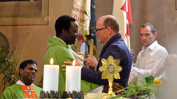 Mit einem Gottesdienst feierte Pfarrvikar Blaise Okpanachi seinen Abschied von der Pfarreiengemeinschaft Saalekreuz. Foto: Gerd Schaar