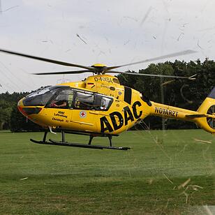 Motorradfahrer prallt bei Ettenstatt gegen Traktor