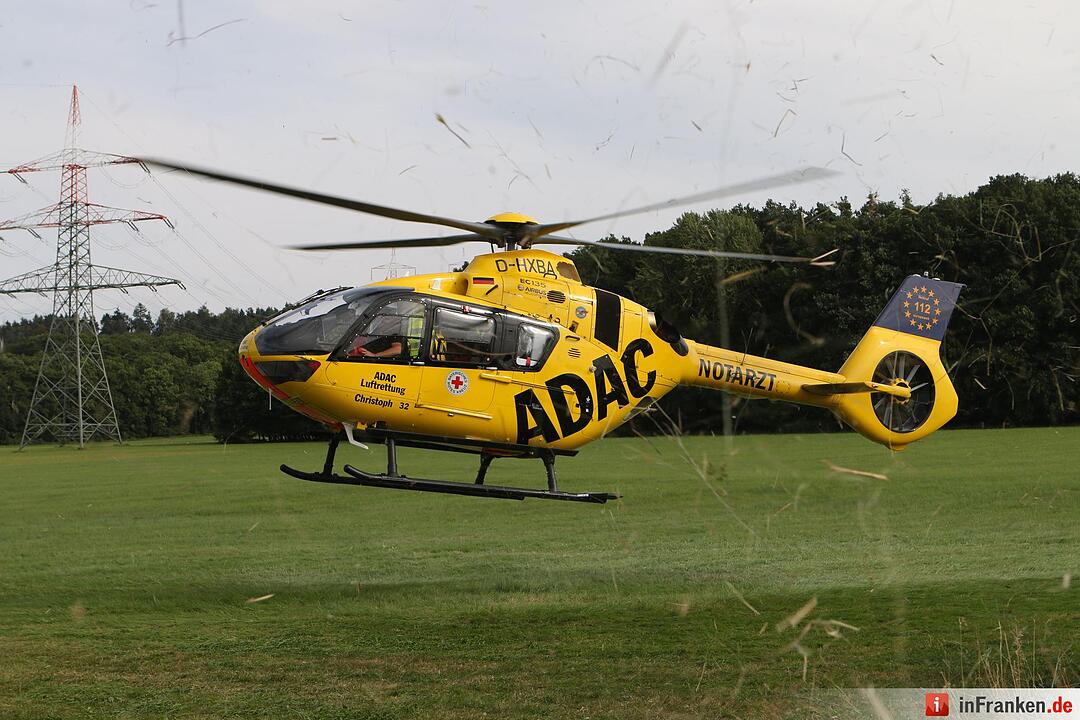 Motorradfahrer prallt bei Ettenstatt gegen Traktor