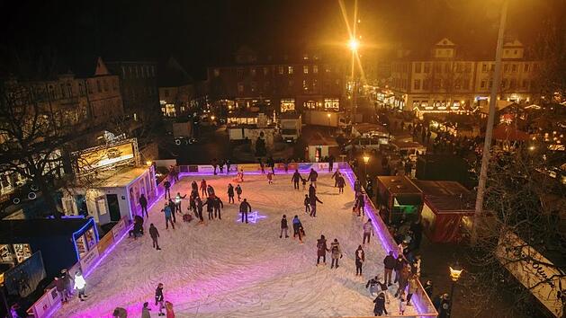 Auf 420 Quadratmetern kann man ab Freitag auf dem Erlanger Marktplatz bis in den Abend hinein Schlittschuh laufen. Arne Seebeck
