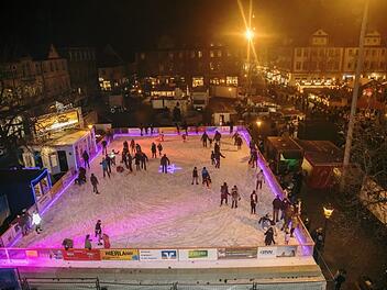 Auf 420 Quadratmetern kann man ab Freitag auf dem Erlanger Marktplatz bis in den Abend hinein Schlittschuh laufen. Arne Seebeck