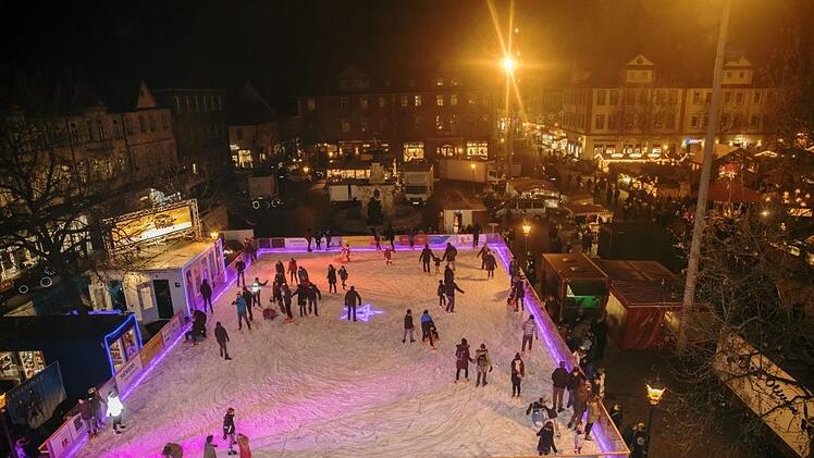 Auf 420 Quadratmetern kann man ab Freitag auf dem Erlanger Marktplatz bis in den Abend hinein Schlittschuh laufen. Arne Seebeck
