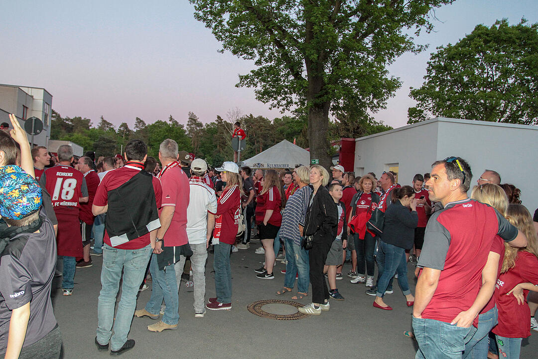 1. FCN steigt auf: Fans feiern in Nürnberg
