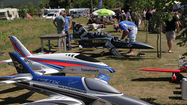 Düsenjets und jede Menge andere Modelle gab es bei den Flugtagen am Boden und in der Luft zu bestaunen. Foto: Mathias Erlwein
