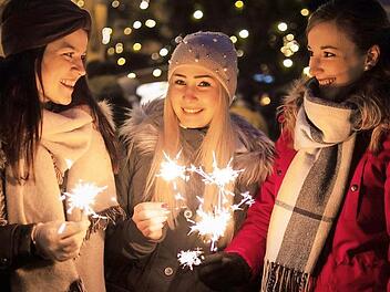 Miriam Würstlein, Irina Lizenberger und Katharina Pflaum (von links) freuen sich schon auf die Silvesternacht und sind gespannt, was das neue Jahr so bringen mag. Foto: Stefan Hemmerlein