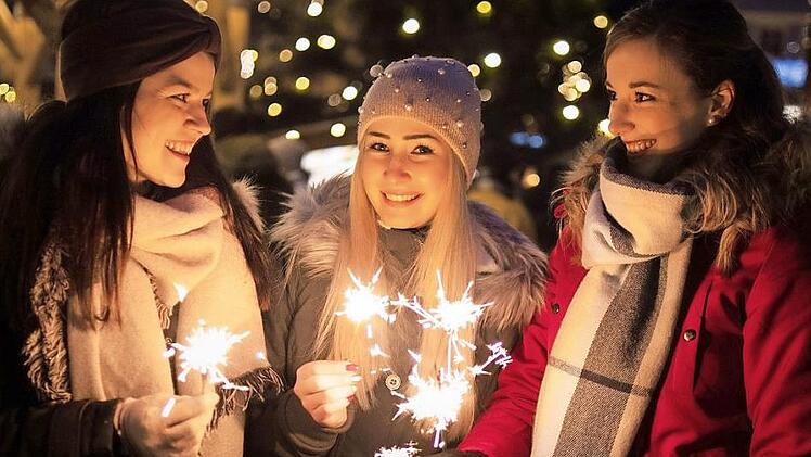 Miriam Würstlein, Irina Lizenberger und Katharina Pflaum (von links) freuen sich schon auf die Silvesternacht und sind gespannt, was das neue Jahr so bringen mag. Foto: Stefan Hemmerlein