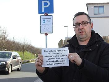 Stefan Bischof verdeutlicht den Protest der Bewohner. Die Stadt hat zwischenzeitlich mit einer Parkscheibenregelung in zwei Straßen reagiert.  Fotos: Bernhard Panzer
