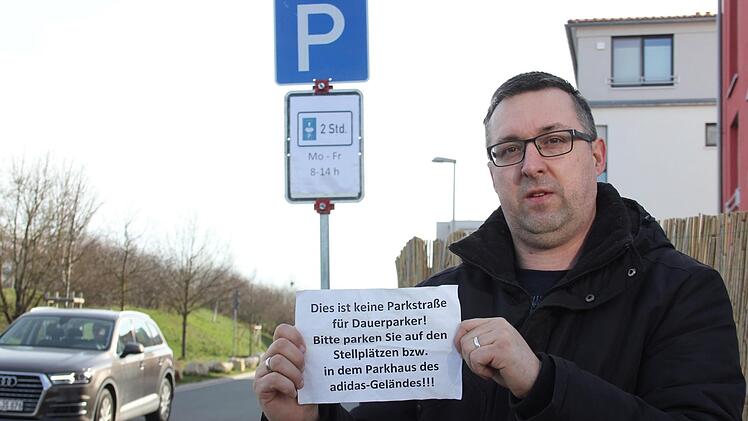 Stefan Bischof verdeutlicht den Protest der Bewohner. Die Stadt hat zwischenzeitlich mit einer Parkscheibenregelung in zwei Straßen reagiert.  Fotos: Bernhard Panzer