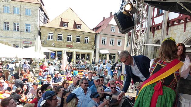Bieranstich mit OB Uwe Kirschstein Foto: Pauline Lindner