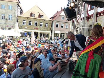 Bieranstich mit OB Uwe Kirschstein Foto: Pauline Lindner
