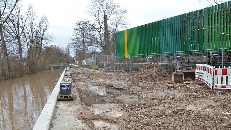 Die Flussmauer steht, eine breite Ufer-Promenade kann entstehen.
