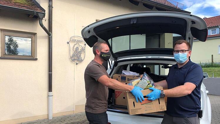 Marco Koschwitz (links) und Simon Schmidt von der Feuerwehr Naisa kaufen für Menschen aus Risikogruppen ein.  Foto: Feuerwehr Naisa