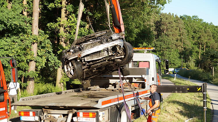 Auto schleudert von der Fahrbahn und landet in Weiher