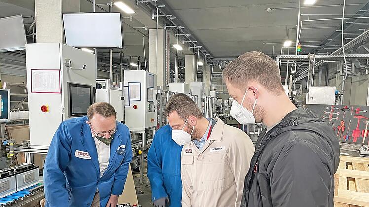 Geschäftsführer Klaus Eichhorn, Bürgermeister Marion Schönwald und Betriebsratsvorsitzender Patrick Werner (von links) inspizieren eine Autobatterie.
