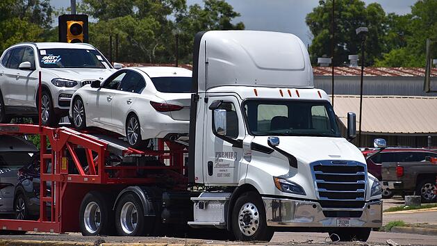 Autotransporter kracht im Kreis Hof gegen Tankstellendach - "Dominoeffekt" f&uuml;hrt zu massivem Schaden