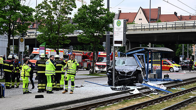 Auto fährt in Haltestelle