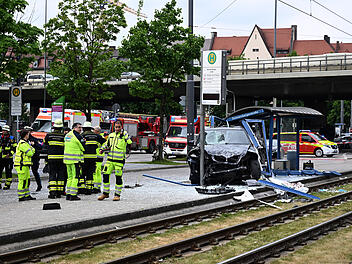 Auto fährt in Haltestelle