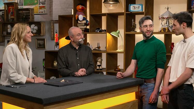 Die Br&uuml;der Timo (rechts) und Julian hatten das kuriose St&uuml;ck im Nachlass ihrer Gro&szlig;mutter gefunden.