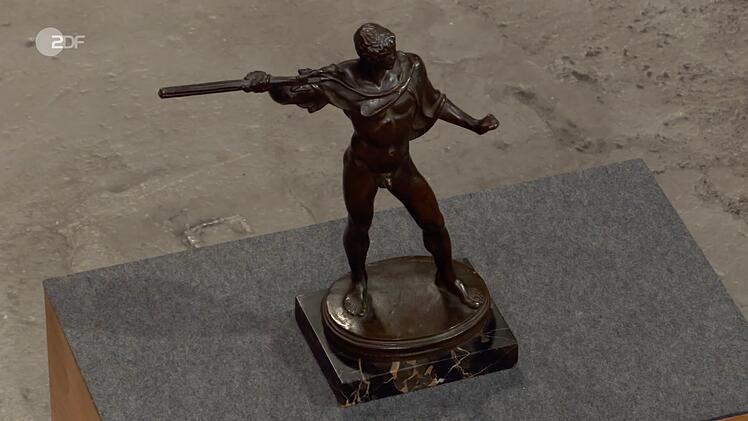 Eine Bronzefigur "Blitzeschleuderer", vermutlich Zeus, wurde von Friederike Werner dem Bildhauer Hubert Netzer zwischen 1911 und 1918 zugeschrieben. Das Modell wurde 1926 gegossen. Die Expertin sch&auml;tzte den Wert auf 800 bis 1.000 Euro. Gew&uuml;nscht wurden 800 Euro, doch Susanne Steiger war die Figur 2.000 Euro wert.