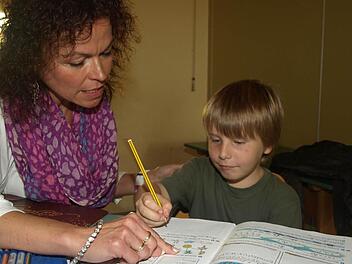 Silke Zänglein unterstützt Zweitklässler  Renè bei den Hausaufgaben.  Fotos: Stefan Geiger