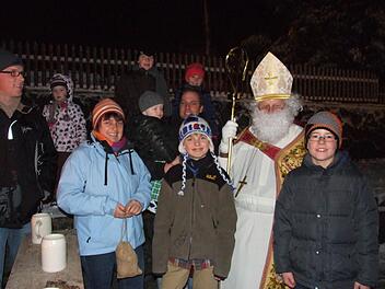 Der Nikolaus stattete dem Weihnachtsmarkt einen Besuch ab.