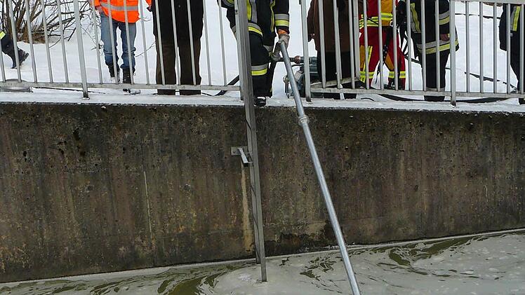 Auch der Sicherheitsbereichsleiter des Landratsamtes Kulmbach, Erwin Burger (Zweiter von links) und VG-Geschäftsleiter Michael Laaber (Vierter von links) informieren sich über den Einsatz.