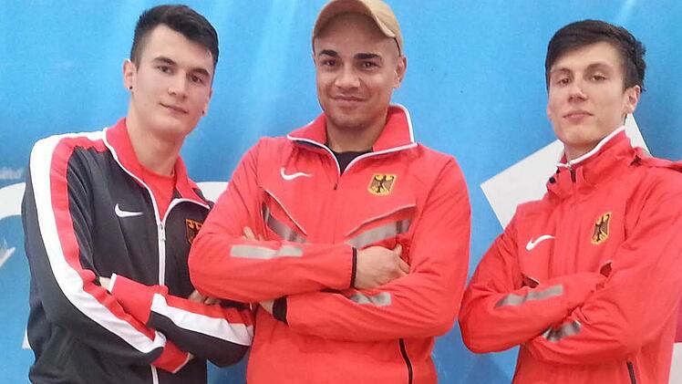 Bundestrainer Charles Friedeck (Bildmitte) hält große Stücke auf Dimitri (links) und Ivane Antonov. Beim Länderkampf in Ancona starteten die beiden Bad Kissinger für das Deutsche Nationalteam im Dreisprung. Foto: Nürnberger
