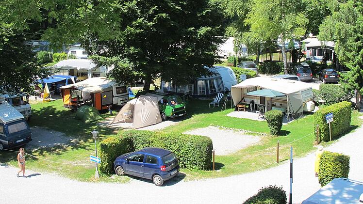 Von ihrer Wohnung im ersten Stock des "Seehäusl" aus überblickt Famile Schmidt den Campingplatz. Foto: privat