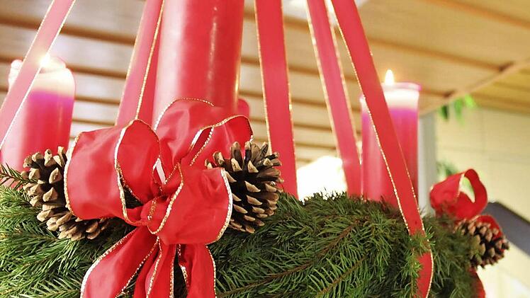 Glitzerschmuck und leuchtende Kerzen sollen auch am Arbeitsplatz für Weihnachtsstimmung sorgen. Viele Firmen und Kommunen, wie hier das Rathaus Ebensfeld, legen großen Wert darauf. Foto: Nicole Lederer