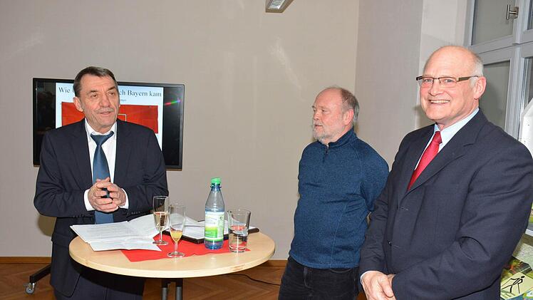 Stellvertretender Landrat Oskar Ebert (links) und GAHL-Vorsitzender Bürgermeister Wolfgang Borst (rechts) eröffneten die Ausstellung über 200 Jahre Franken bei Bayern, ehe Kreisheimatpfleger Wolfgang Jäger (Mitte) einen ausführlichen Abriss über die Entstehungsgeschichte gab. Fotos: Schmidt