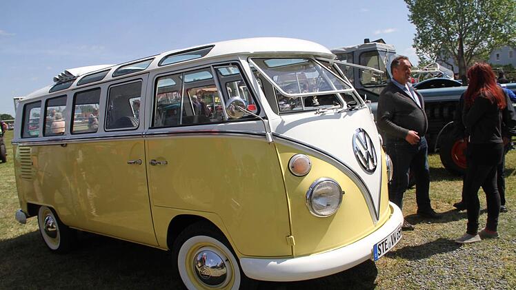 Ein VW-Bus, der an die Zeit erinnert als die Deutschen begannen nach Italien zu fahren. Foto: Gerda Völk