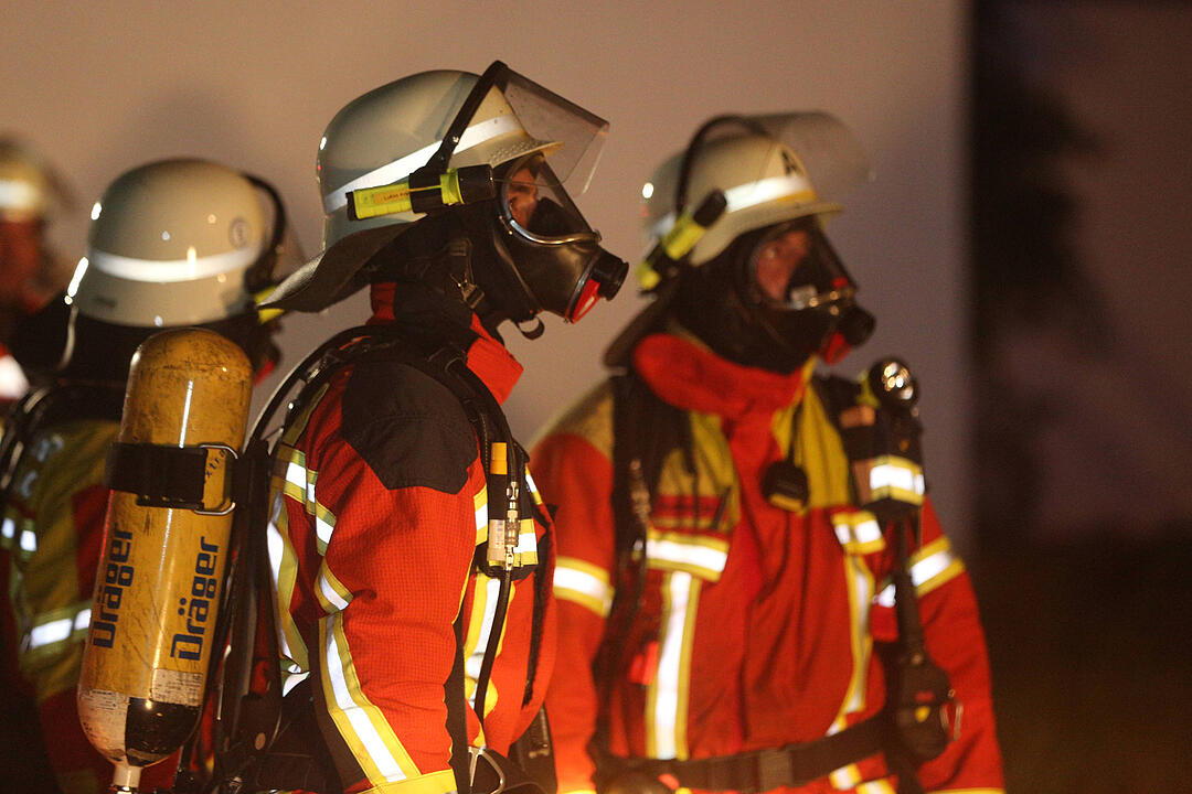 Flammen schlugen aus dem Dachstuhl von Wohnhaus - Feuerwehrmann stuerzt von Drehleiter, zwei weitere Verletzte