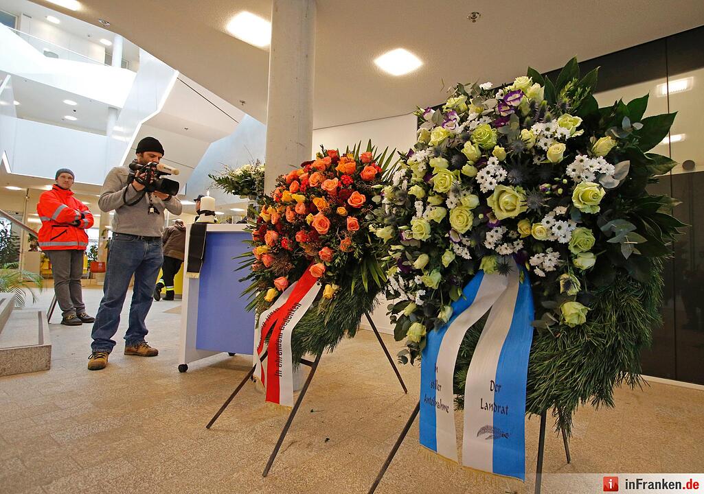 Trauerkränze stehen am 10.02.2016 im Foyer des Rathauses in Bad Aibling (Bayern). Bei dem Unglück waren mindestens zehn Menschen getötet worden, es gab rund 80 Verletzte. Foto: Uwe Lein/dpa