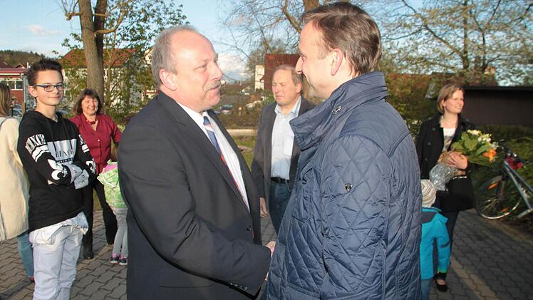 Der Unterlegen Jürgen Karg gratuliert Robert Bosch. Foto: Jürgen Gärtner