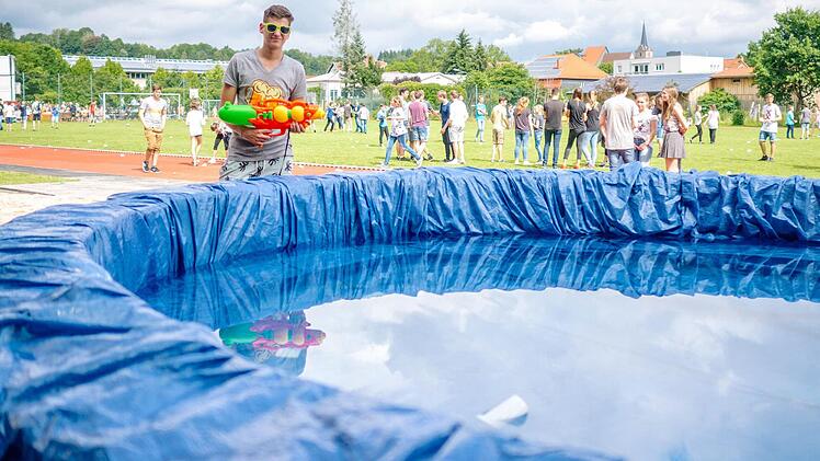 Einen Pool, der dafür ausreichend Wasser enthielt, bauten die Abiturienten in der Nacht zuvor aus einer Plane und Bierkisten. Foto: Marian Hamacher