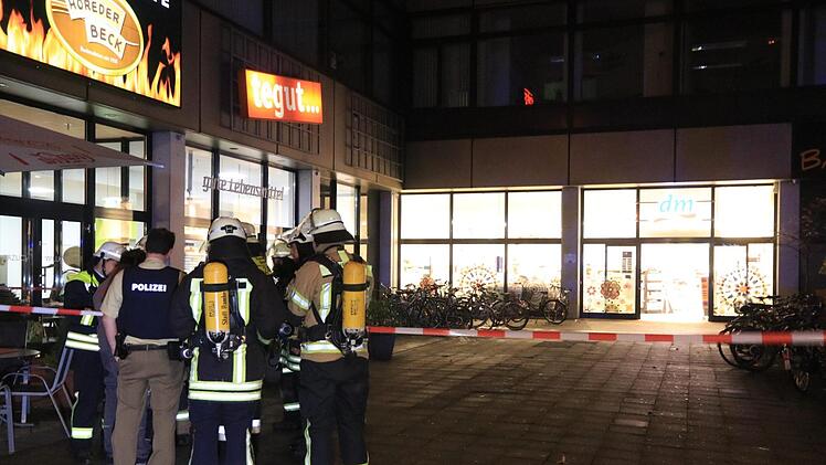Ein Mann hat in einem DM-Drogeriemarkt in Bamberg Reizgas versprüht. Es kam zu einem Großeinsatz, mehrere Menschen wurden verletzt.  Foto: News5/Merzbach