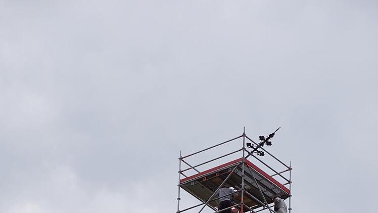 Kirchenpfleger Thomas Pflaum und Pfarrer Ottmar Pottler freuen sind: Kreuz und Kugel sind glücklich 36 Meter tiefer angekommen.Sabine Weinbeer