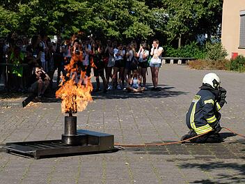 Ohren zuhalten, wenn die Spraydose explodiert! Im Frobenius-Gymnasium Hammelburg gab es jetzt einen ganz besonderen Anschauungs-Unterricht, bei dem  das Feuerlöschen im Mittelpunkt stand.Gerd Schaar