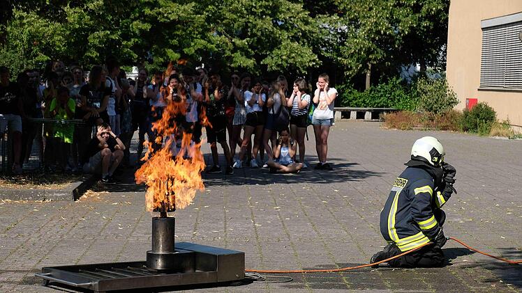 Ohren zuhalten, wenn die Spraydose explodiert! Im Frobenius-Gymnasium Hammelburg gab es jetzt einen ganz besonderen Anschauungs-Unterricht, bei dem  das Feuerlöschen im Mittelpunkt stand.Gerd Schaar