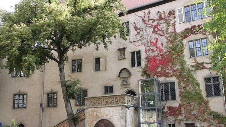 Das Graf-Luxburg-Museum soll zur Saison 2020 wieder geöffnet sein. Künftig können Menschen mit Handicap bequem im Aufzug (siehe rechts) ins Schloss gelangen.  Foto: Isolde Krapf