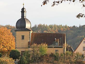 Die Eschenauer Dreifaltigkeitskirche, die restauriert werden soll, mit ihren Nebengebäuden auf einem Hügel  Fotos: Günther Geiling