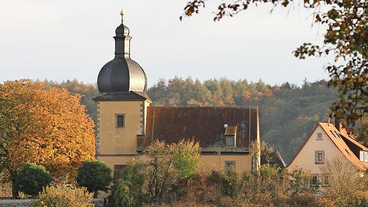 Die Eschenauer Dreifaltigkeitskirche, die restauriert werden soll, mit ihren Nebengebäuden auf einem Hügel  Fotos: Günther Geiling