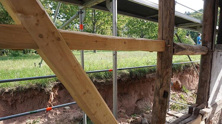 Neue Balken wurden nach historischem Vorbild in die alte Waldberger  Schmiede eingebaut. Foto: Marion Eckert